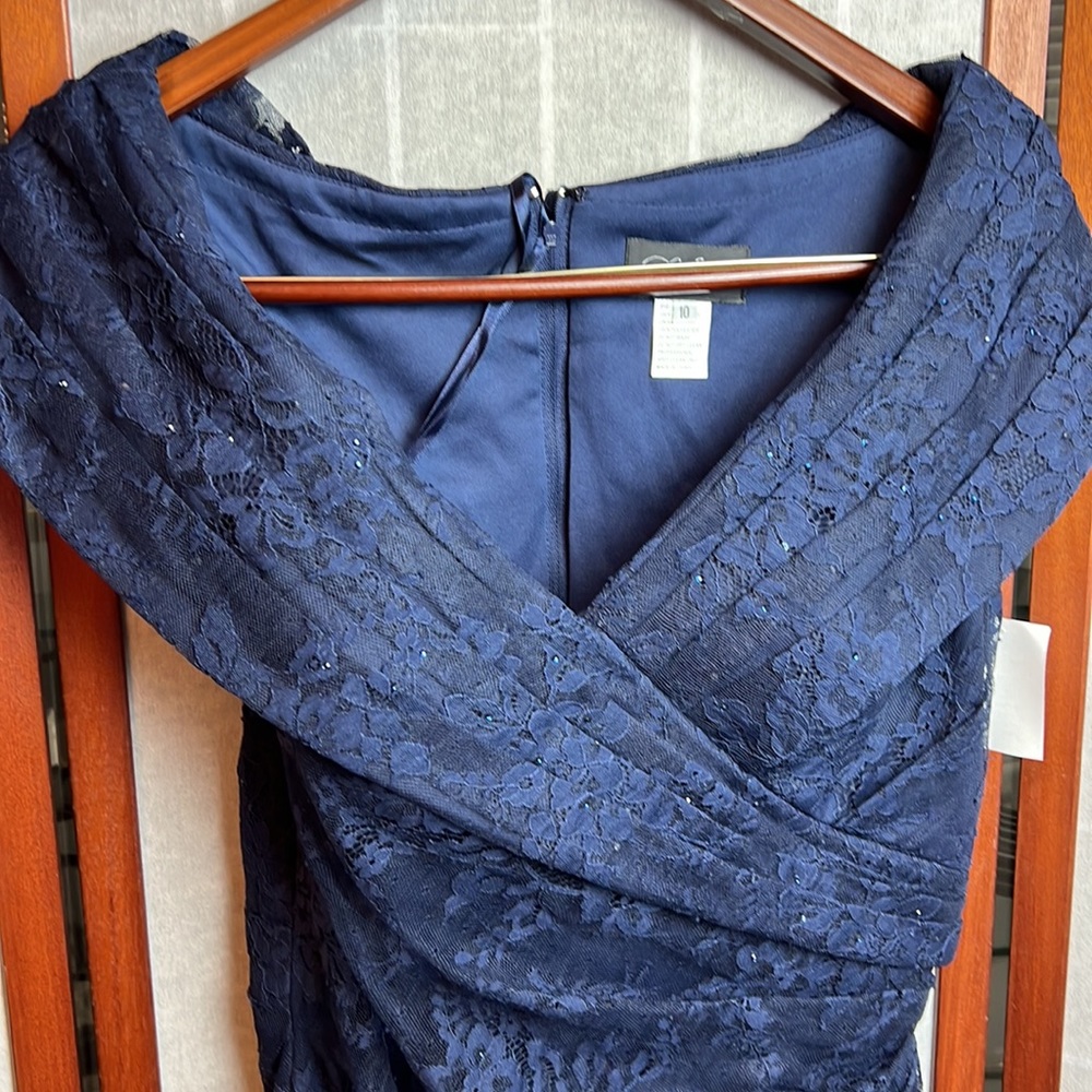 La Femme Portrait Neck Lace Gown - Picture 4 of 6